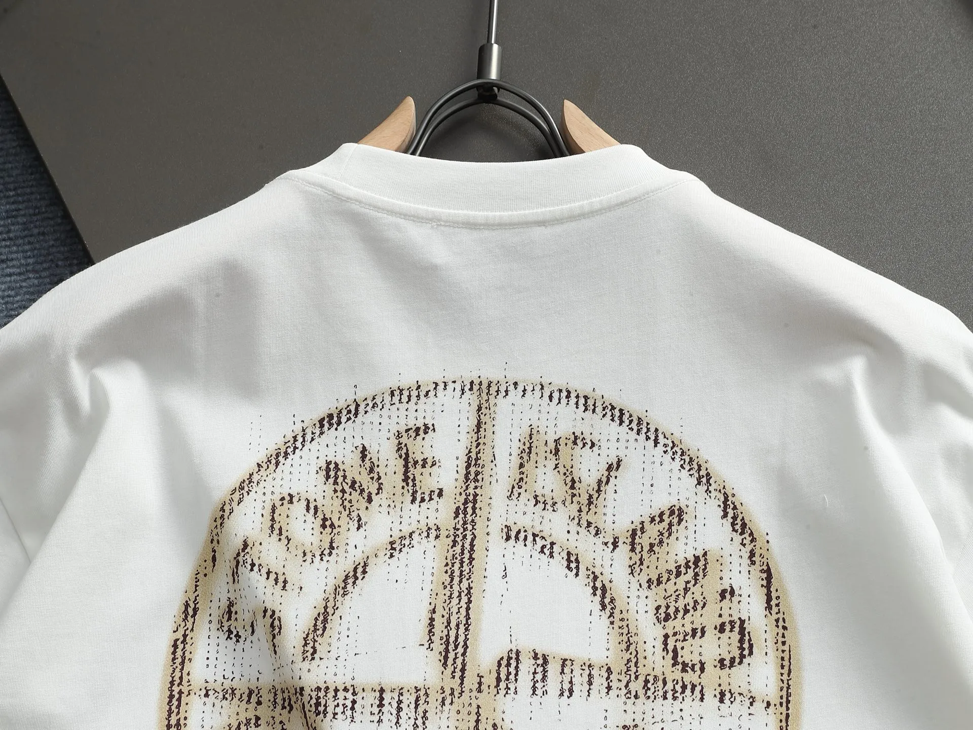 P150 Stone Island 2025FW new autumn and winter geometric print short-sleeved base T-shirt. Pure background color with the brand's iconic compass logo + geometric line printing on the back, full of cool recognition. The basic round neck version is suitable for various body shapes, the fabric is soft and breathable, and multiple colors are available. Suitable for daily outings and casual wear, easy to wear on the street. Color: black and white Size: XSSML
